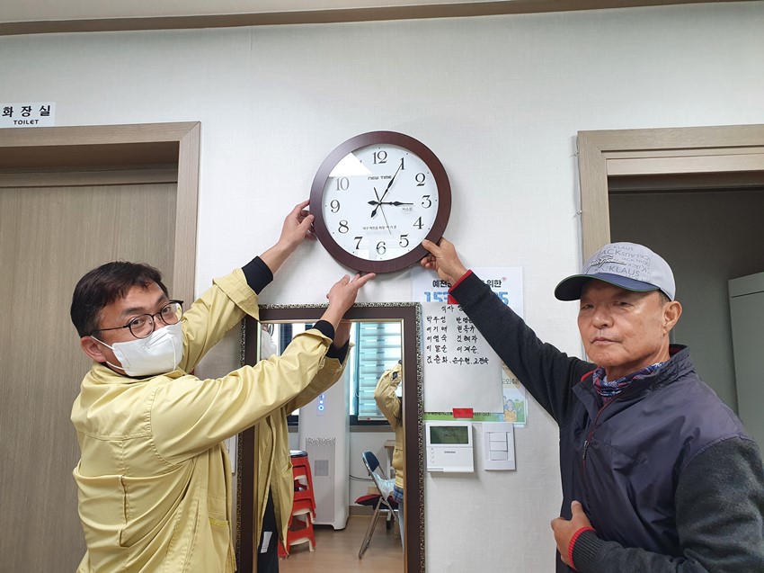 3.재대구 예천읍민회 회장단, 고향 사랑 벽시계 기증